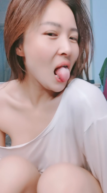 温柔的小少妇深夜撩骚，脱了衬衫就开始骚【1V 641MB】