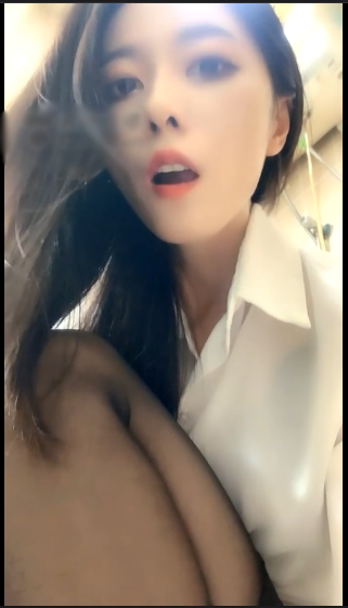 套路直播Lisaqueen-口水胯下内裤玩红绿灯 [1V][226MB百度盘]