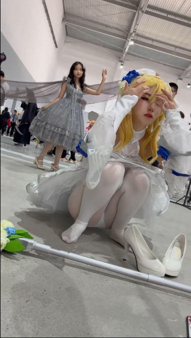 收藏级洛丽塔COS美女白丝袜透明内极限角度超清cd【1v】【479MB百度云】