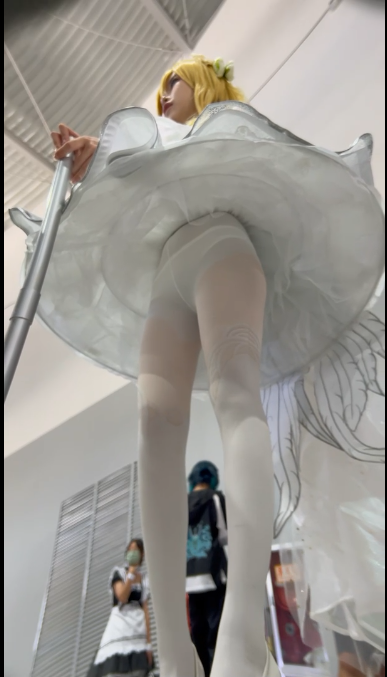 收藏级洛丽塔COS美女白丝袜透明内极限角度超清cd【1v】【479MB百度云】