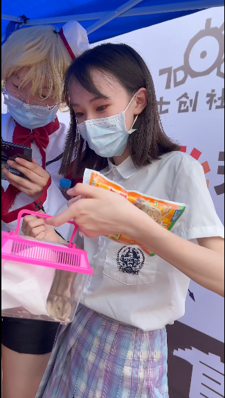 JK制服学妹，翘屁股，掀裙子漏出可爱白内【1v】【1.3G百度云】
