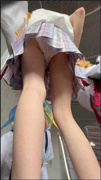 JK制服学妹，翘屁股，掀裙子漏出可爱白内【1v】【1.3G百度云】