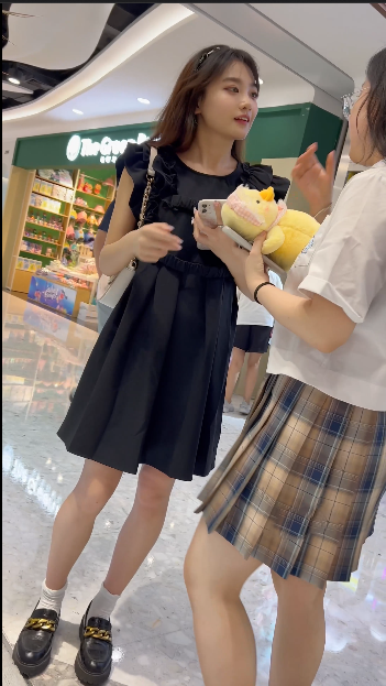 长裙靓女和JK闺蜜逛街，格子内内性感迷人lo鞋白袜【1v】【1.28G百度云】