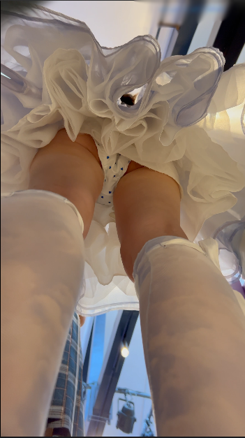 极品萝莉塔美女逛街，一套可爱风，蓝点内内超清【1v】【2.11G百度云】