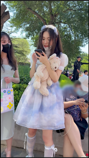 极品萝莉塔美女逛街，一套可爱风，蓝点内内超清【1v】【2.11G百度云】