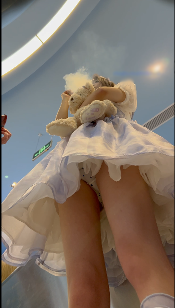 极品萝莉塔美女逛街，一套可爱风，蓝点内内超清【1v】【2.11G百度云】