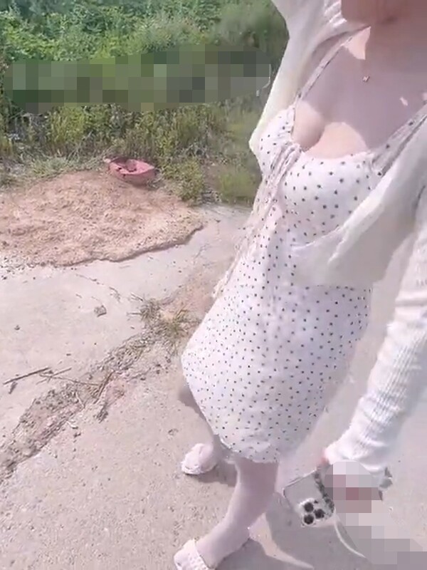海角-妹妹的第一次给了我- 大太阳在玉米地和妹妹老汉推车 乡野艳情还玩起手铐 操到俩人大汗淋漓 228M