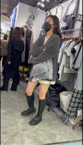 气质靓女无惧寒冷，光腿无痕透明内露毛【1V】【1.5G百度云】