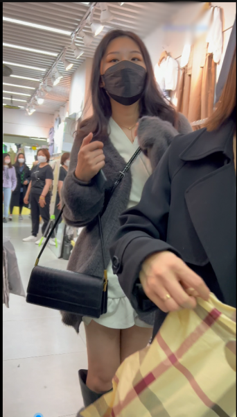 气质靓女无惧寒冷，光腿无痕透明内露毛【1V】【1.5G百度云】