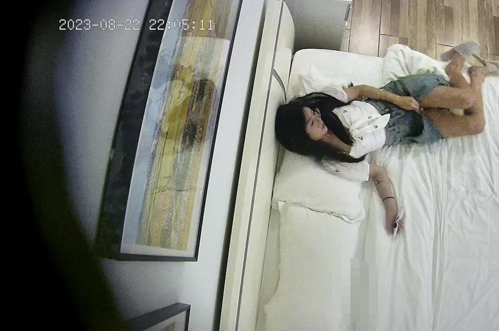 2023-8-22 七夕夜,带漂亮眼镜小女友开房,一进来扒掉衣服就操,一顿输出搞了两炮,操完再精油按摩 1.32G