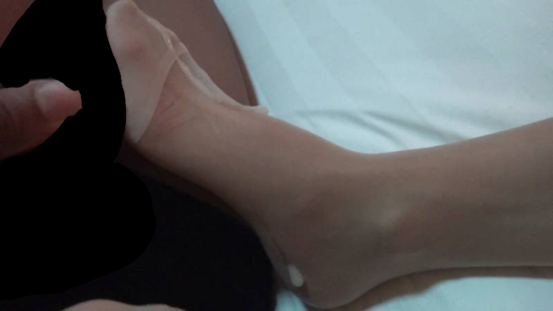 【足控】肉丝小脚玩主人小弟 [1v][761MB百度盘]