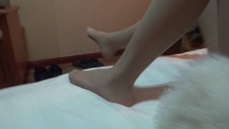【足控】肉丝小脚玩主人小弟 [1v][761MB百度盘]