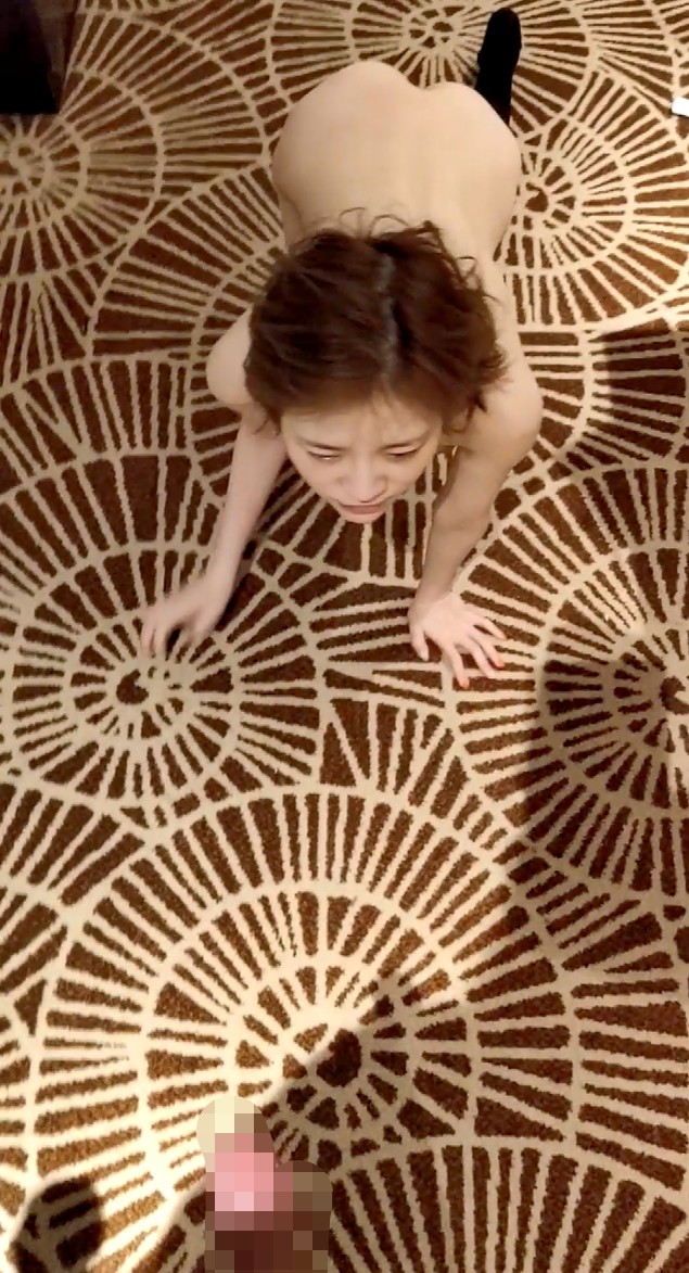 反差母狗，跪地爬行求爸爸赏赐肉棒吃。女孩：我要鸡巴~唔~太大了太大啦  783M