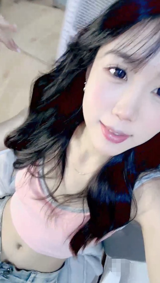 绿播区颜值美少女!七夕送礼物看逼!性感睡衣脱衣舞,脱光光掰穴特写,小尺度诱惑 962M