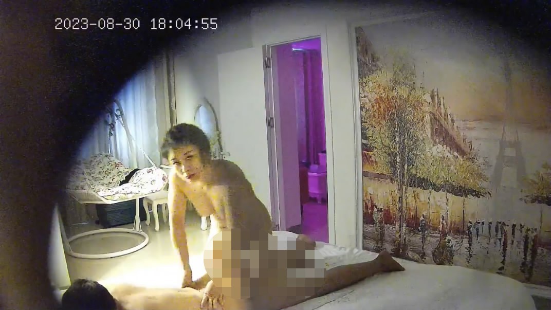 酒店偷拍洗浴按摩会所的炮房-少妇女技师给几个客人莞式一条龙服务 1560M