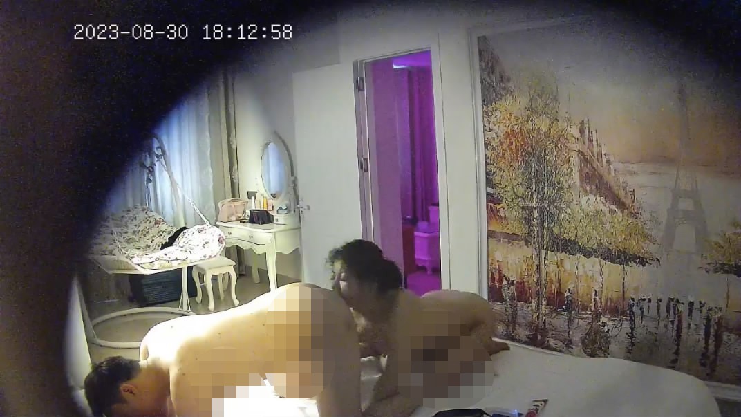 酒店偷拍洗浴按摩会所的炮房-少妇女技师给几个客人莞式一条龙服务 1560M
