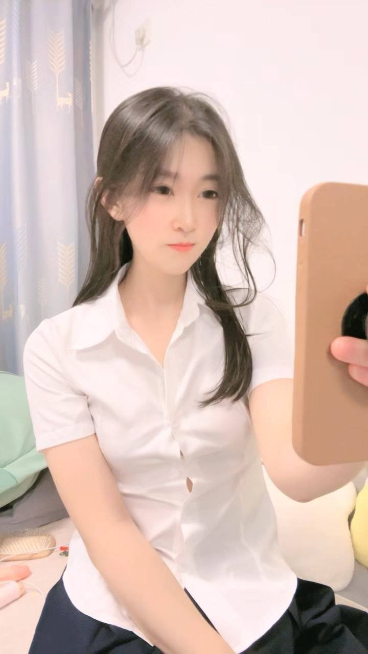 极品尤物颜值女神【小糖丸】衬衣短裙很燥热！收费房道具自慰【1V】【642MB百度云】