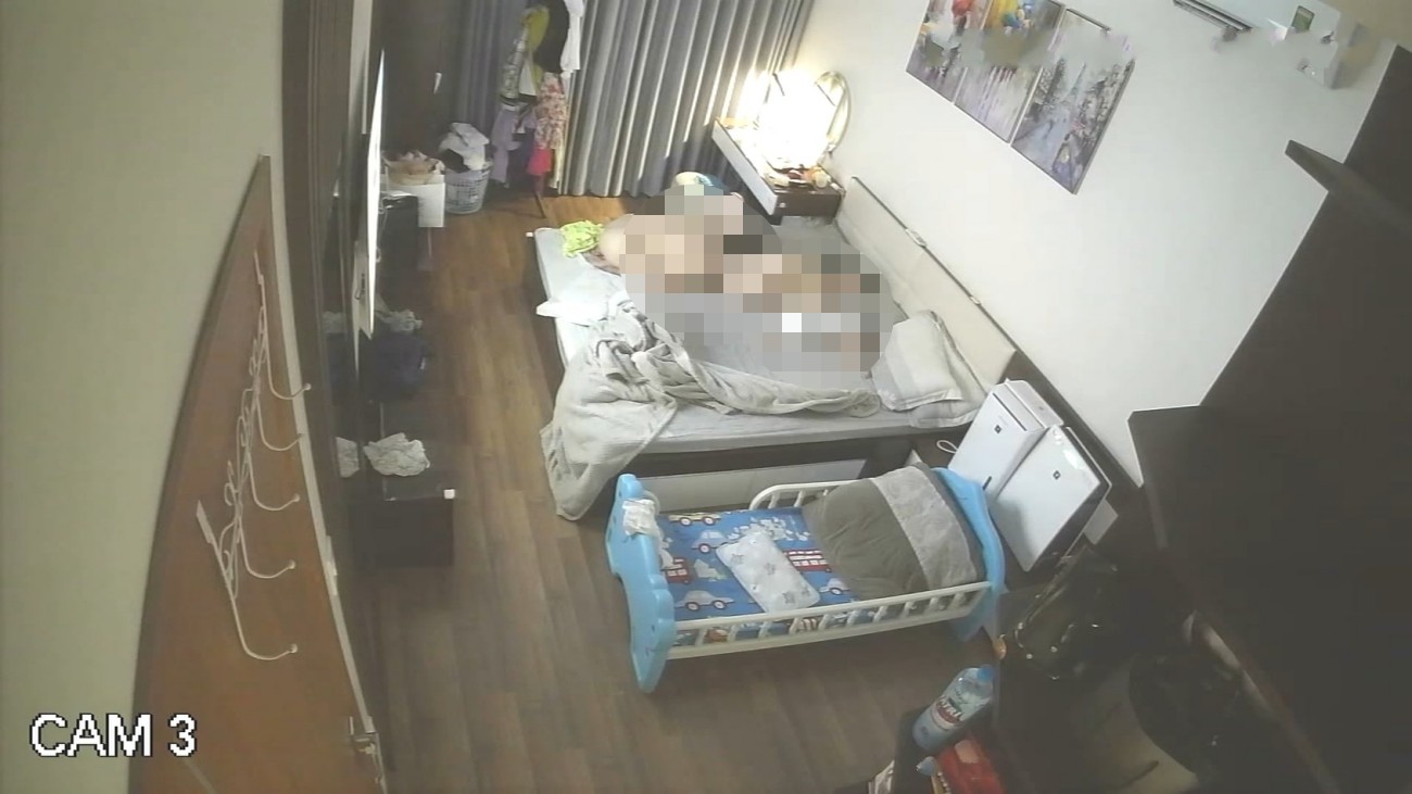 家庭偸拍小夫妻的性福生活~已生2孩的娇妻身材依然炸裂~性交频繁各种体位~孩子醒了抱着孩子肏 3150M