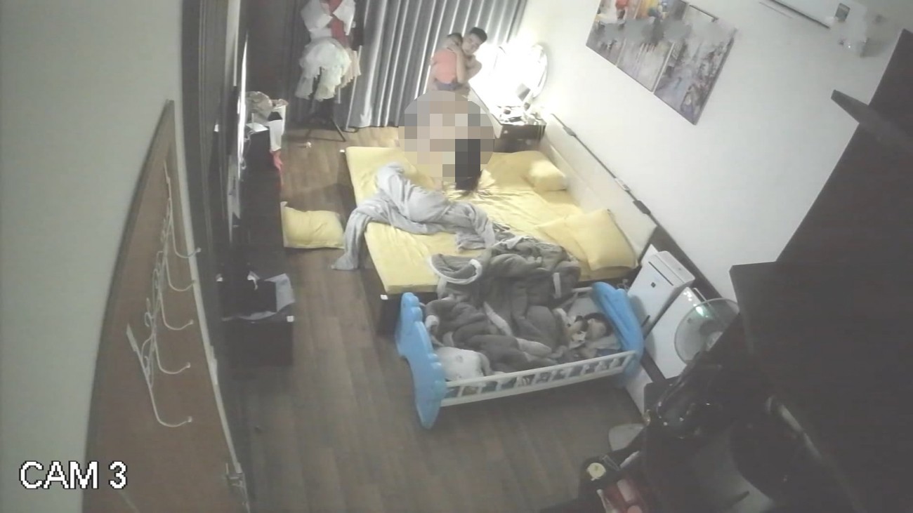家庭偸拍小夫妻的性福生活~已生2孩的娇妻身材依然炸裂~性交频繁各种体位~孩子醒了抱着孩子肏 3150M