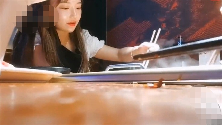 【最新偷情约炮-朋友妻随便骑】约见好兄弟漂亮女友吃火锅 聊到位了直接去酒店开房打炮各种操 完美露脸 455M