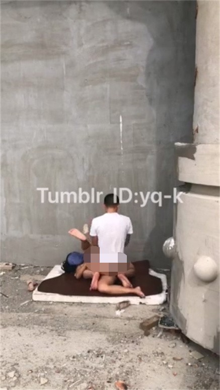 推特绿帽大神YQ未流出新作-把骚货老婆绑到景区石洞找几个单男挨个操 929M