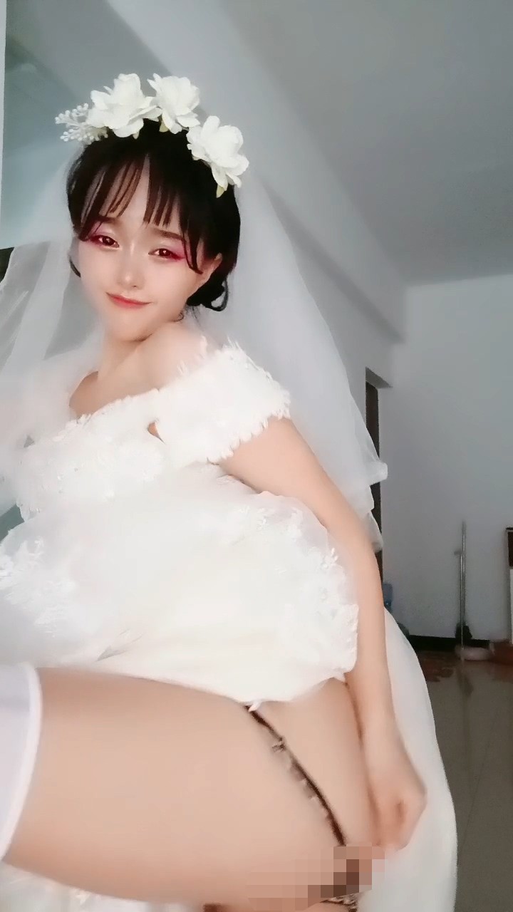 美丽的新娘，白丝情趣豹纹内裤超高颜值先给狼友看光了，全程露脸大秀直播淫声荡语互动撩骚，揉奶玩逼好刺激 2.3G