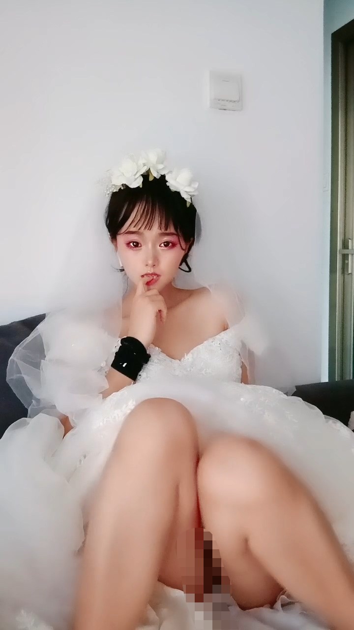 美丽的新娘,白丝情趣豹纹内裤超高颜值先给狼友看光了,全程露脸大秀直播淫声荡语互动撩骚,揉奶玩逼好刺激 2.3G
