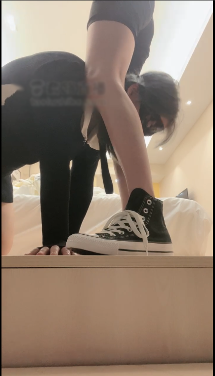 套路直播阿月S-双女奴对着帆布鞋棉袜羞辱【1V】【828MB百度云】