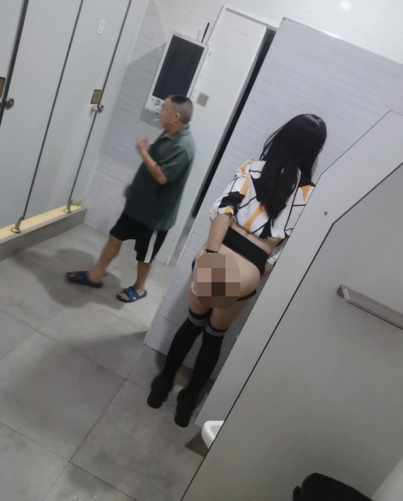 另类412弹-逆天CD 艾草-各种公众场合逆天自插合集（6V,1.37G)