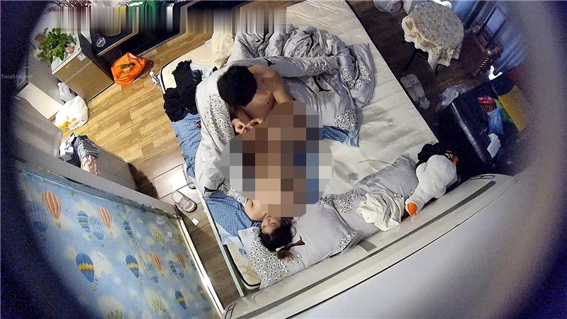《居家摄像头破解》年轻小情侣在家里啪啪完活了非得让女友尝尝他的精液对白搞笑 1350M