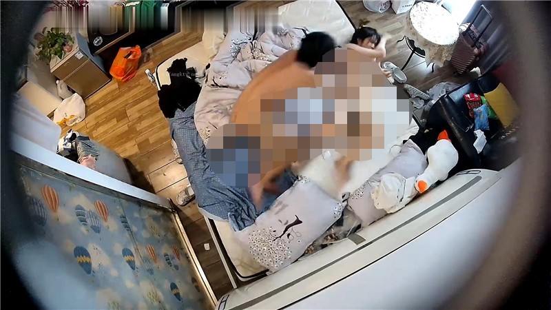 《居家摄像头破解》年轻小情侣在家里啪啪完活了非得让女友尝尝他的精液对白搞笑 1350M