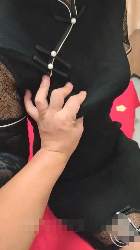 海角-大胸嫂子会喷水- 每次操嫂子都能有不一样的快感 真是太幸福了 湿嫩蜜穴一扣就潮吹 喷湿了床单过瘾 199M