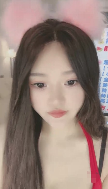 新人下海网红美女！性感红裙撩起摆臀！大屁股怼在镜头前，掏出奶子揉捏，扒开骚穴特写 1.2G