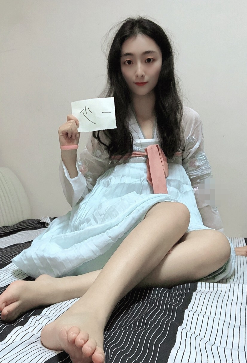 一少ஐ极品蝴蝶逼ஐ骚御姐全裸举牌定制 多套透视情趣 尿尿淋头 7V +206P 1.2G