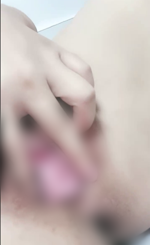 露脸揉奶玩逼，特写展示 道具抽插骚穴冒白浆 858m