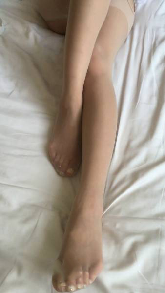 【足控】肉丝小女友手足口伺候足交啪啪 [1v][2.4G百度盘]