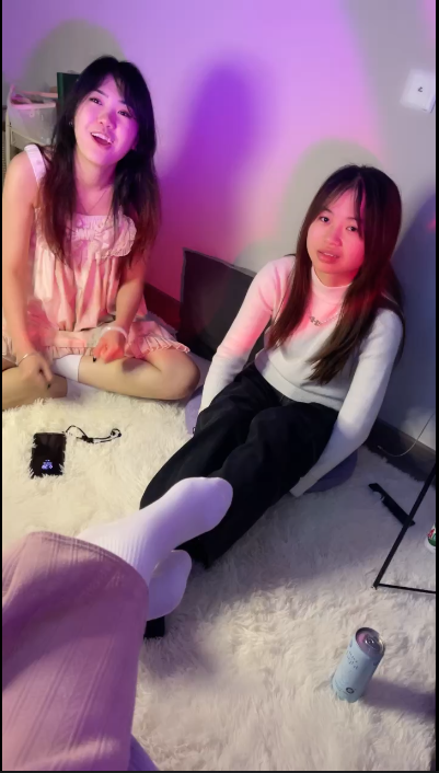 套路直播橘子没熟-母畜-开发双闺蜜闻舔棉袜脚奴下奴舔裸足【1V】【577MB百度云】