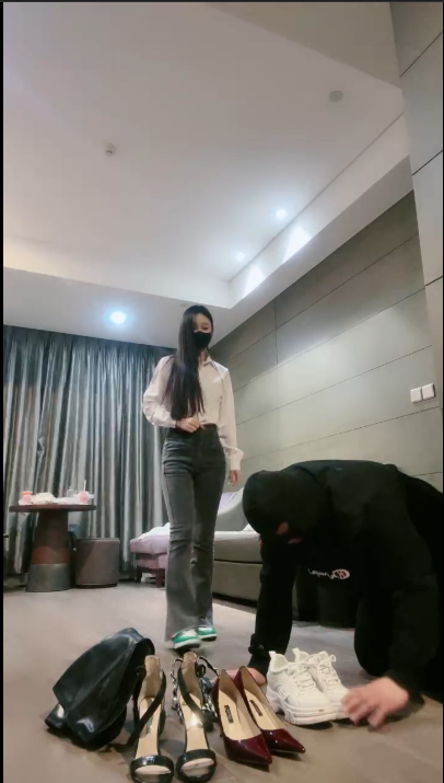 套路直播猫神大人-人体擦鞋器-裸足狂舔-全体重踩踏【1V】【406MB百度云】