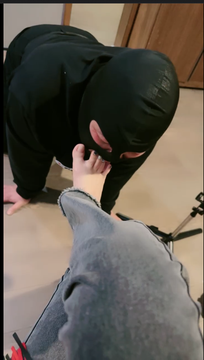 套路直播猫神大人-人体擦鞋器-裸足狂舔-全体重踩踏【1V】【406MB百度云】