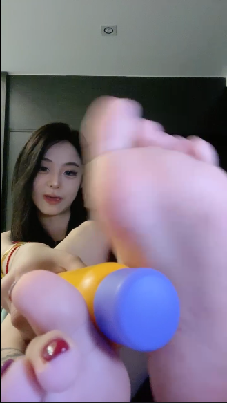 套路直播草莓奶昔-白给儿子了+不知名美女-任务红绿灯果足跟节奏【2V】【671MB百度云】