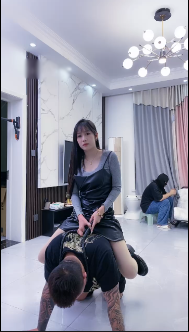 套路直播麋鹿银儿-双S-重度耳光揪耳朵骑马踩脖窒息臭脚捂脸【1V】【1.35G百度云】