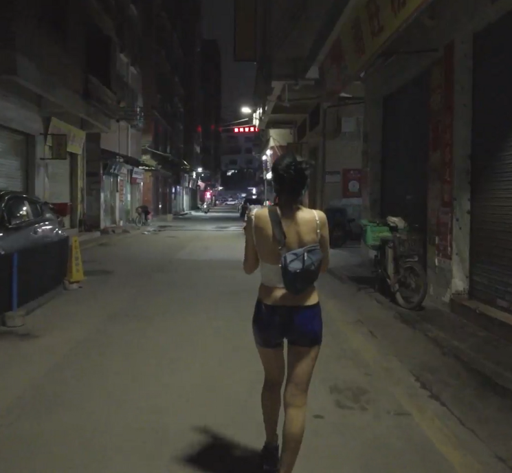 露出女神-小k-金主定制-彩绘服装夜晚街头裸行（1V,1.33G）