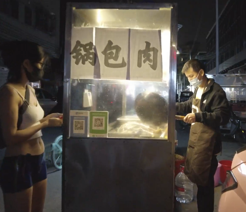 露出女神-小k-金主定制-彩绘服装夜晚街头裸行（1V,1.33G）