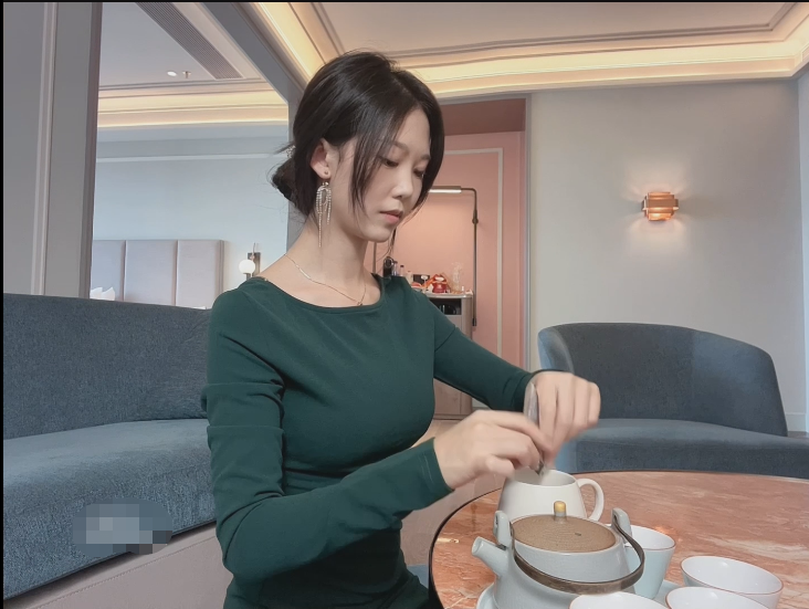 抖娘利世-富婆点外卖[1V726.94MB]
