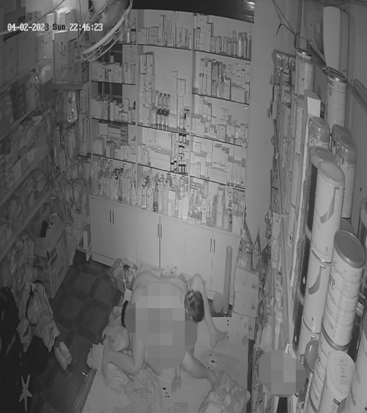 2023新流出黑客破解药店摄像头偷拍-打样后身材不错的夫妻在里面做爱不时上演加藤鹰神抠,躺着搞腻了 还会站着搞 1477M