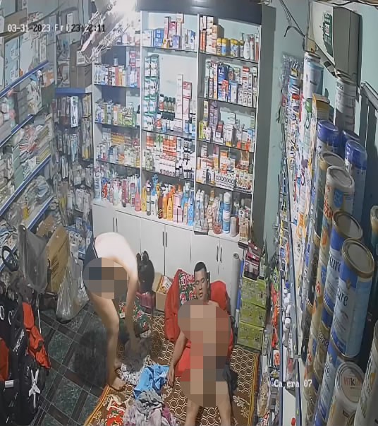 2023新流出黑客破解药店摄像头偷拍-打样后身材不错的夫妻在里面做爱不时上演加藤鹰神抠,躺着搞腻了 还会站着搞 1477M