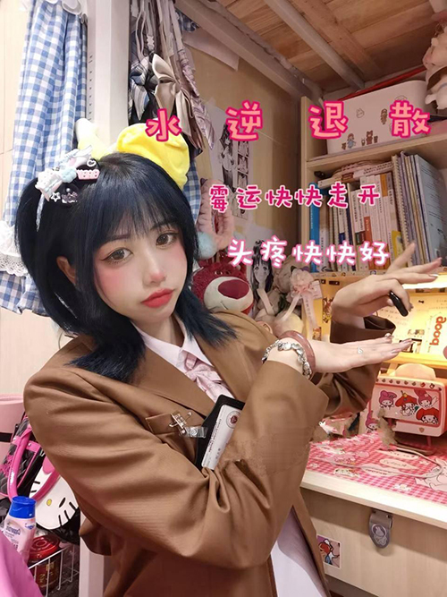 露脸福利姬-白丝女仆M腿各种姿势显示小穴 5v 3.5g