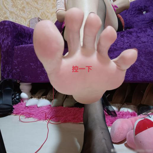 套路直播多多-来吧！大半夜的，裸足弄！+来个灯！！【3V】【835MB百度云】