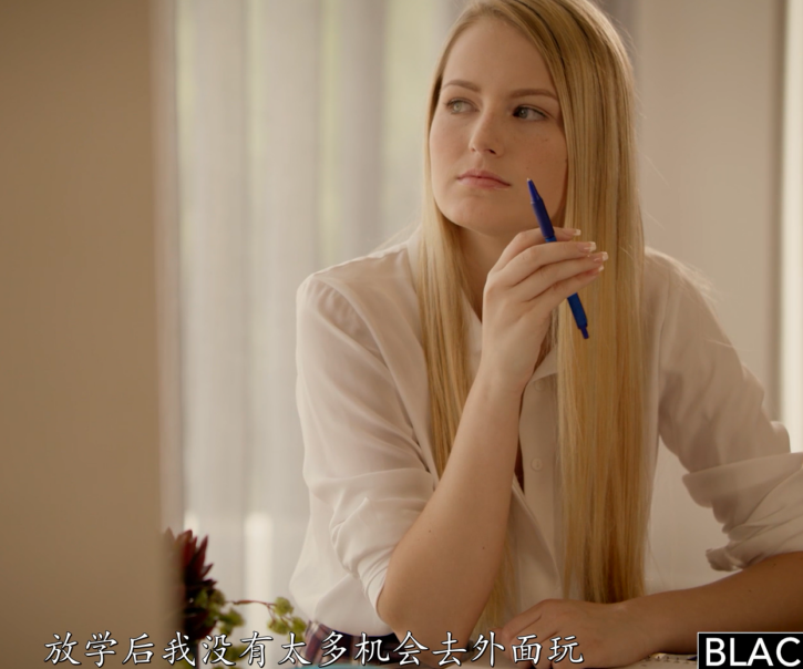 欧美AV-scarlet sage-瞒着哥哥偷吃巧克力棒,中文字幕(1V,2.43G)