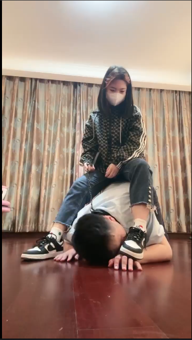 套路直播桃幼幼-户外调教 刺激遛狗+双主调教 圣水【2V】【684MB百度云】